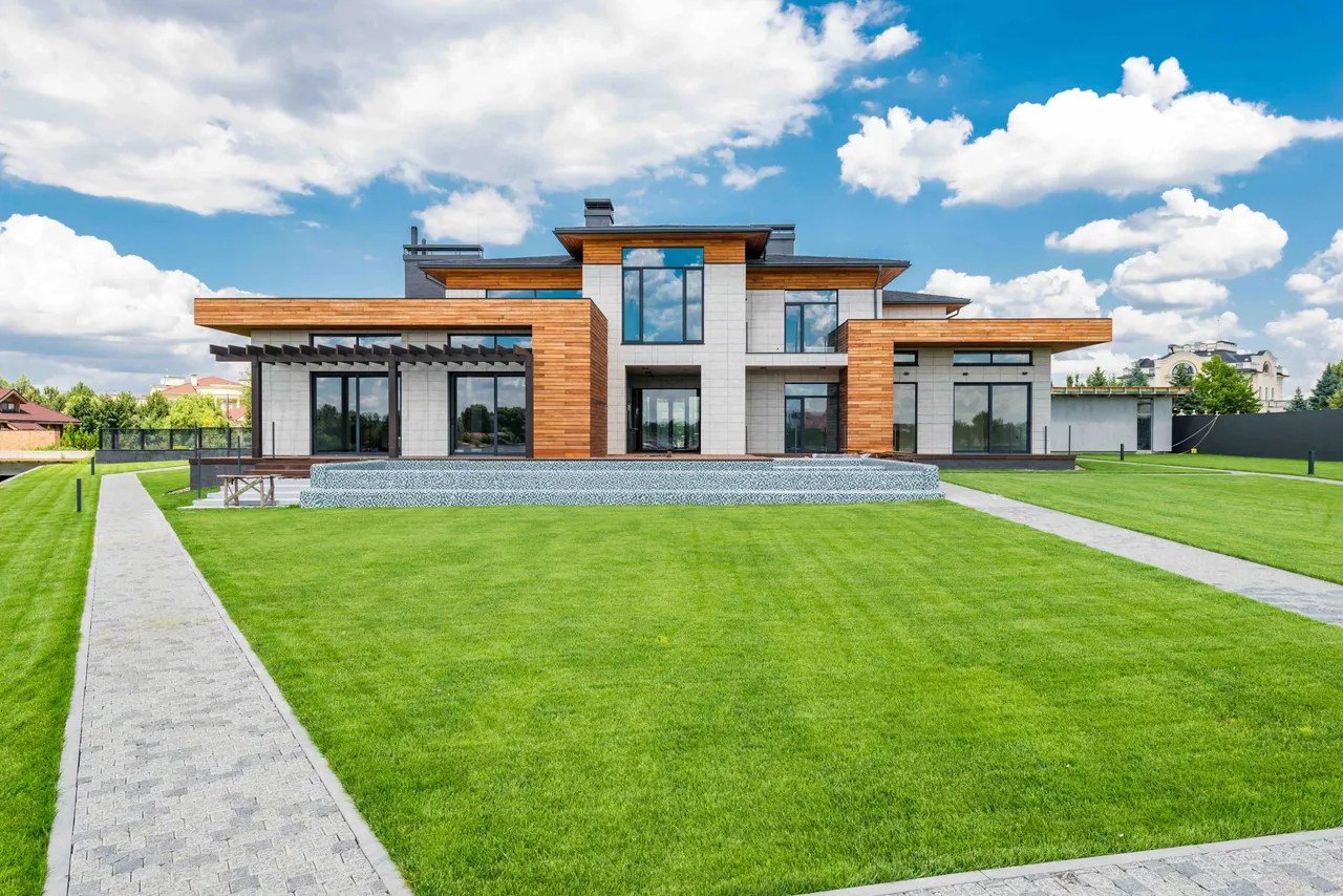South Africans Caught in Housing Trap: Costs Exceed R150k, Making Selling Unaffordable