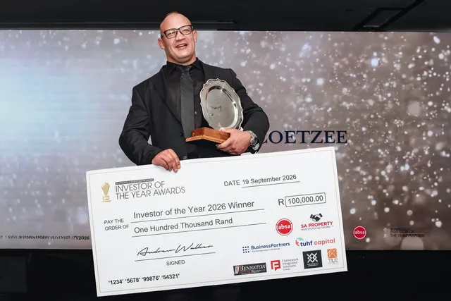 Jacques Coetzee on stage with his trophy and the R100,000 Investor of the Year 2026 winner’s cheque